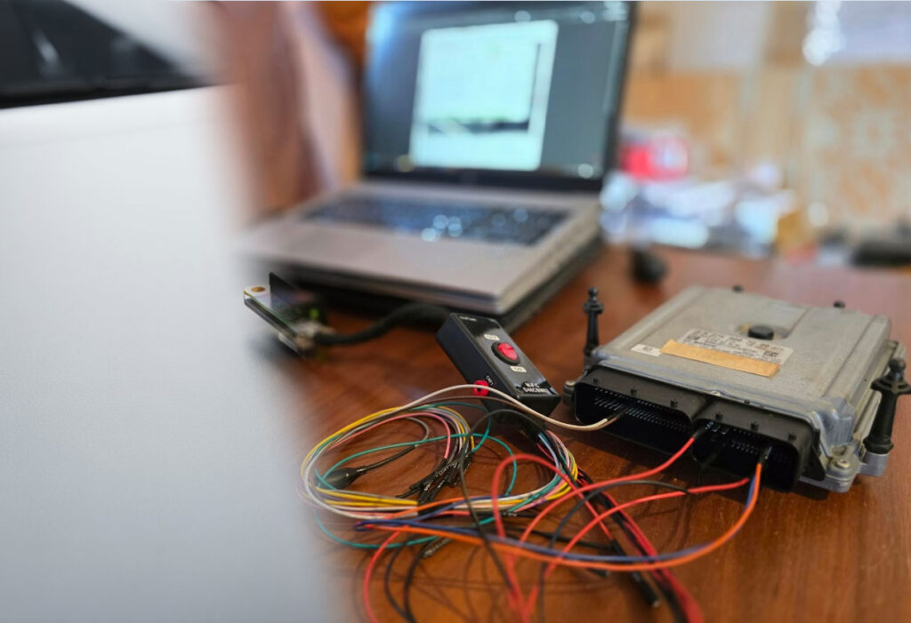 Un module de calculateur moteur avec des composants électroniques visibles posé sur une surface propre.